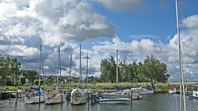 Wolken über dem Achterwasser beim Loddiner Hafen